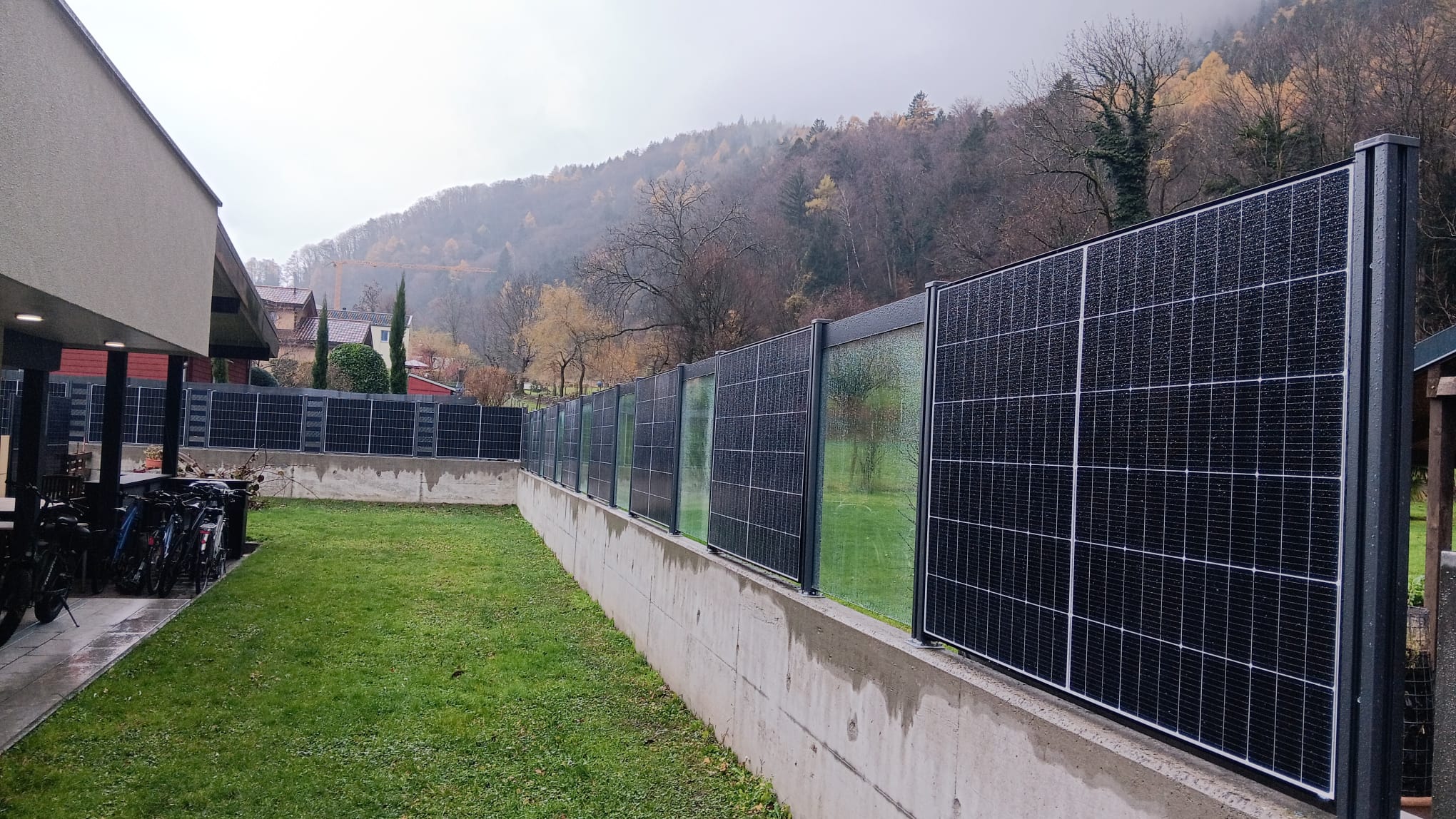 Palissade photovoltaïque réalisée par ECOM Solutions