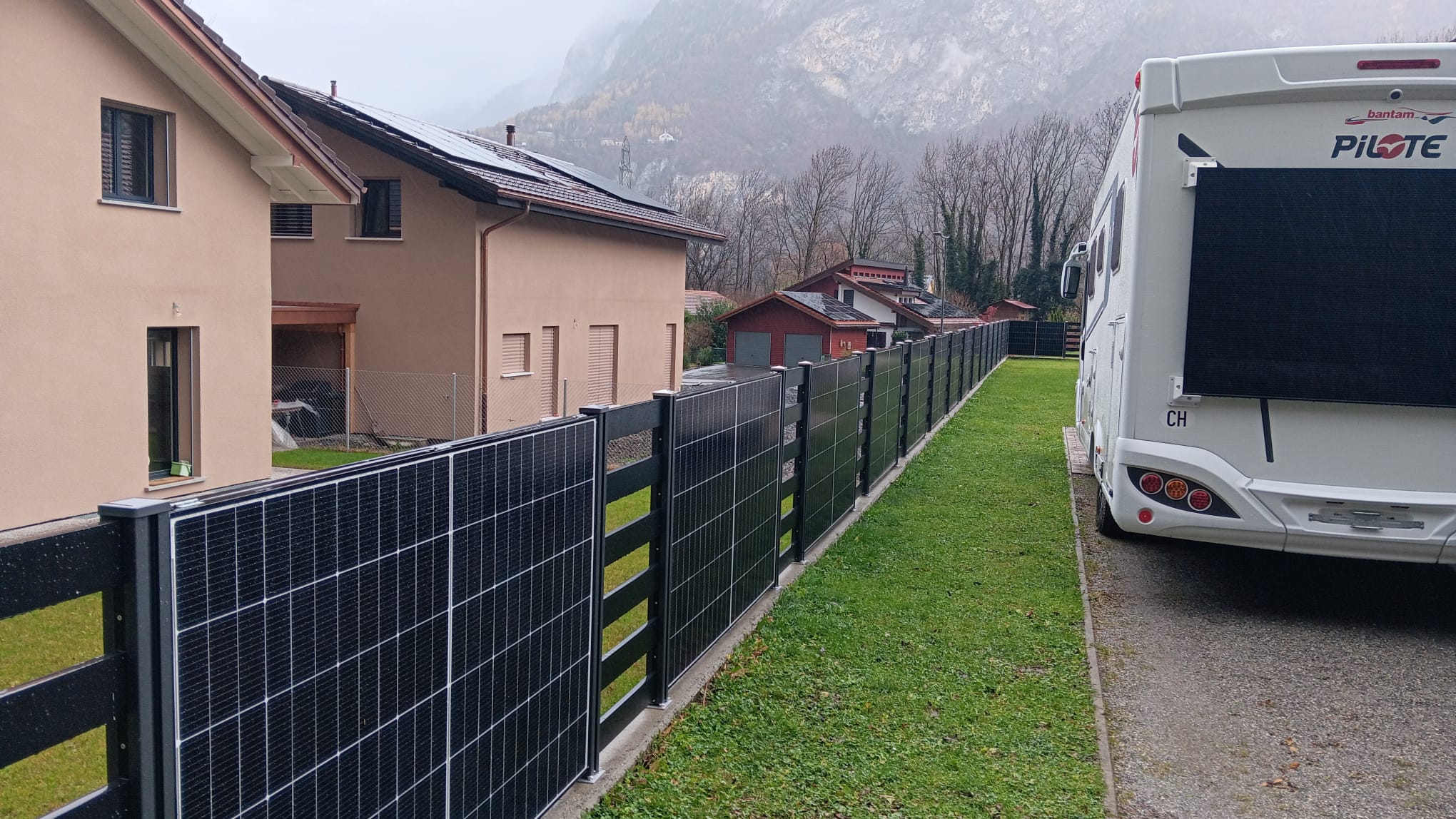 Palissade photovoltaïque réalisée par ECOM Solutions
